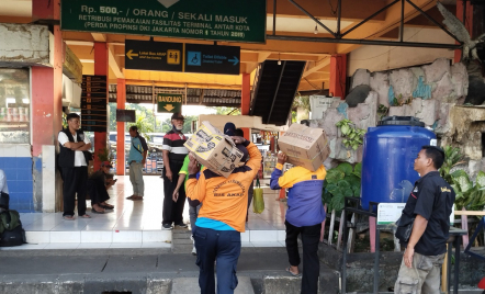 Porter Terminal Kampung Rambutan Dapat Bantuan Saat Pandemi - GenPI.co