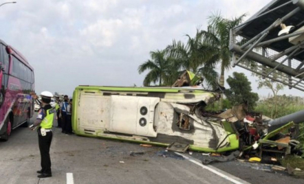 Fakta Kecelakaan Maut Bus di Tol Sumo, Kapolda Jatim Buka-bukaan - GenPI.co