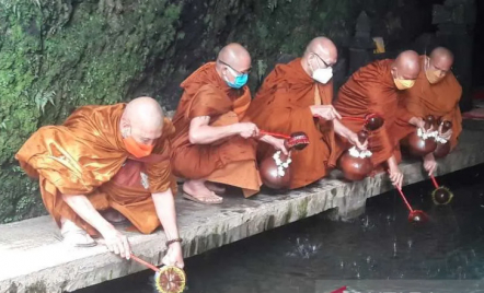 Waisak Borobudur, Para Biksu Ambil Air Berkah dari Umbul Jumprit - GenPI.co