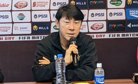 Shin Tae Yong Ngotot Latih 3 Skuad Timnas, Ketum PSSI: Keteteran - GenPI.co