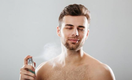 Jangan Semprot di Baju, Ini Cara Tepat Memakai Parfum Khusus Pria - GenPI.co
