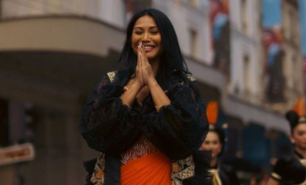 Pakai Batik, Anggun C Sasmi Nyinden di Jalanan Paris, Bangga! - GenPI.co