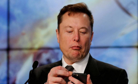 Elon Musk Tampil Tanpa Baju, Lihat Aksinya - GenPI.co