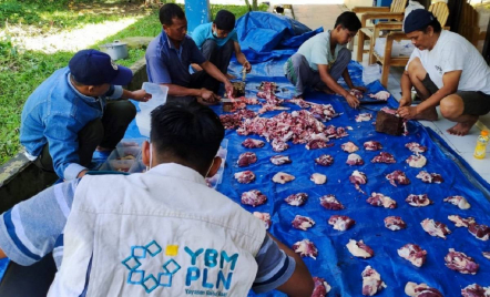 PLN UIP JBT Berbagi Kebaikan Lewat Program Tebar Berkah Daging - GenPI.co