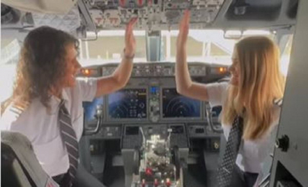 Ibu dan Anak Mengemudikan Pesawat, Jadi Viral di Media Sosial - GenPI.co