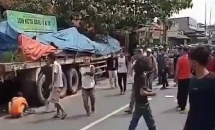 Truk Tabrak Tiang Listrik di Bekasi, 8 Orang Tewas - GenPI.co