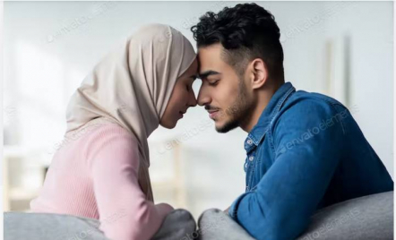 3 Makna Istri Mencium Tangan Suami Menurut Islam - GenPI.co