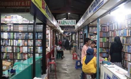 Berburu Buku-buku Lawas di Palasari Bandung - GenPI.co