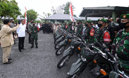 Prabowo Temui Jokowi di Kodim Tual, Banyak Pasukan TNI Mengawal - GenPI.co