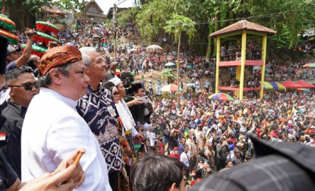 Airlangga dan Ganjar Pranowo Sebar Kue Apem di Perayaan Saparan - GenPI.co