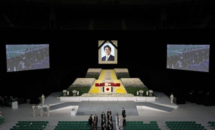 Shinzo Abe Dimakamkan, Jepang Beri Penghormatan Terakhir dengan Bunga dan Doa - GenPI.co