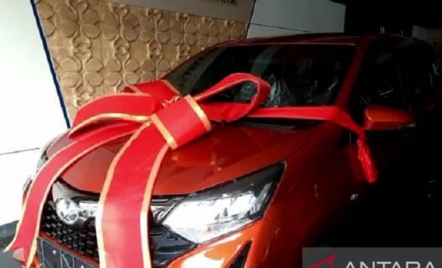 Viral, Suami Istri Beli Mobil Baru Pakai Uang Koin Seribu - GenPI.co