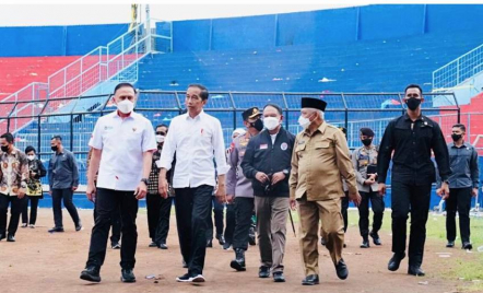 Jokowi Tinjau Stadion Kanjuruhan, Lihat Siapa yang Mendampingi - GenPI.co