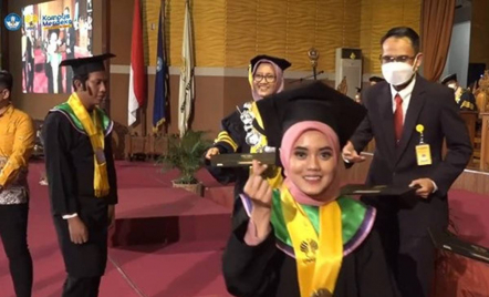 Ngakak So Hard! Mahasiswa Unnes Lupa Ijazah saat Wisuda - GenPI.co