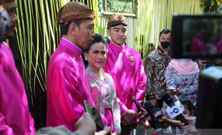 Prosesi Pernikahan Kaesang dan Erina, Jokowi Tetap Bekerja - GenPI.co