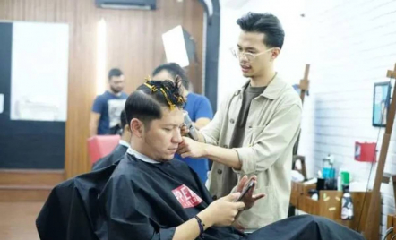 Resign dari Pegawai Bank, Iman Jadi Tukang Cukur Rambut, Cuan Mengucur - GenPI.co