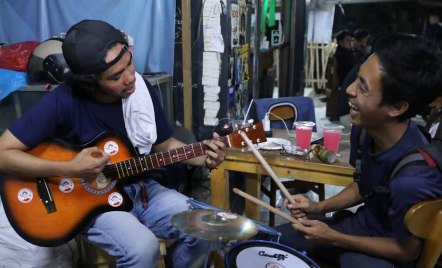 Ganjar Pranowo Jadi Panutan, PMN Jakarta Beri Alat Musik ke Pemuda - GenPI.co
