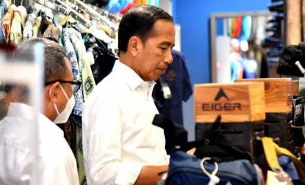 Jokowi Nge-Mall, Pedagang Sepatu Bahagia Bukan Main Jualannya diborong - GenPI.co