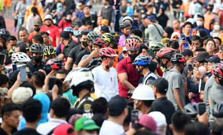 Gaya Santai Jokowi Bersepeda di Kawasan CFD, Lihat Siapa disekelilingnya - GenPI.co