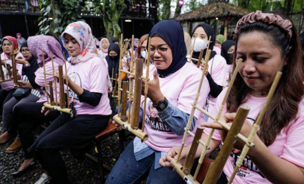Lestarikan Musik Tradisional, Srikandi Ganjar Gaungkan Belajar Angklung - GenPI.co