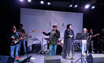 Duet Khairat KDI dan Penyanyi Malaysia Azura Pedora Bawakan Lagu RockDut - GenPI.co