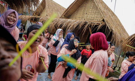 Trauma Healing Mak Ganjar Beri Senyuman ke Warga Korban Gempa Cianjur - GenPI.co