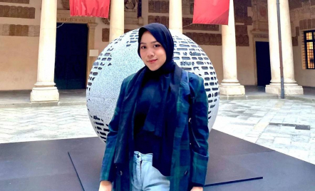 Mahasiswa Berprestasi Unair, Nadia Rajin Promosikan Batik di Italia - GenPI.co