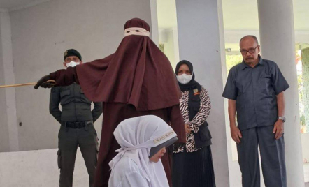 Berzina, 2 Orang di Banda Aceh Dieksekusi Hukuman Cambuk - GenPI.co