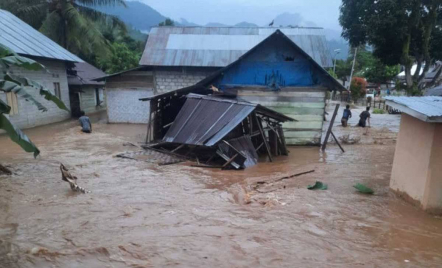 Banjir di Gorontalo Utara, Hanyutkan Rumah dan Sapi Milik Warga - GenPI.co
