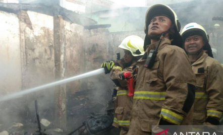 Arus Pendek, 10 Rumah Hangus dalam Kebakaran di Jakarta Timur - GenPI.co