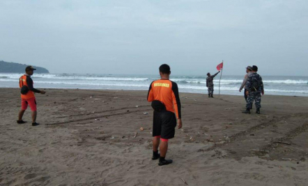 Berenang di Zona Bahaya, 2 Anak Punk Terseret Ombak di Pangandaran - GenPI.co