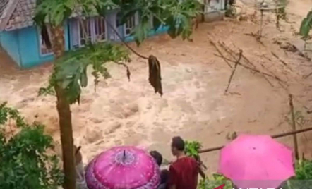 Sedikitnya 100 Kepala Keluarga di Cianjur Mengungsi Akibat Banjir - GenPI.co