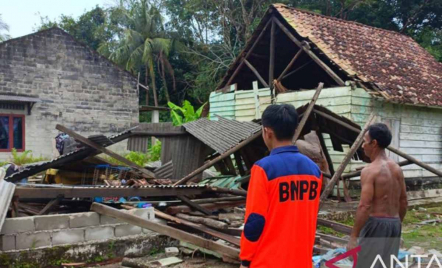 8 Rumah Rusak Akibat Angin Puting Beliung di Bangka - GenPI.co