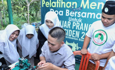 Lewat Mesin Jahit, Santri Dukung Ganjar Beri Ilmu Tambahan ke Ponpes - GenPI.co