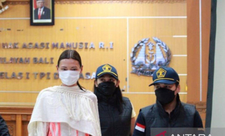 Nasib Wanita Asal Rusia Foto Tanpa Busana di Area Pura Tabanan Bali - GenPI.co