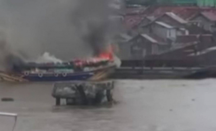 Kapal Angkut 640 Karung Beras Terbakar di Sungai Musi Palembang - GenPI.co