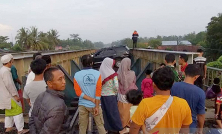 Mobil Pemudik Masuk ke Jalur Rel Kereta di Sumpiuh Banyumas - GenPI.co