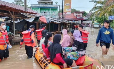 Banjir di OKU Sumsel, Warga Beraktivitas Menggunakan Perahu Karet - GenPI.co