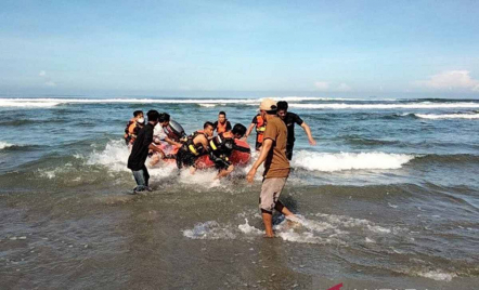 5 Wisatawan Terseret Ombak di Pantai Panjang Bengkulu - GenPI.co
