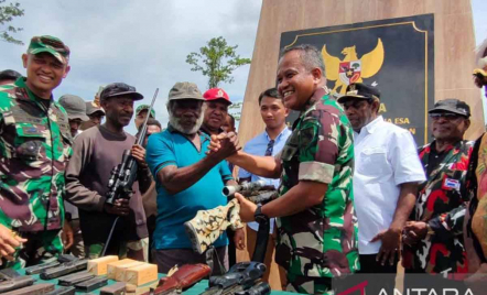 Nyatakan Damai, Mantan KKB Papua Menyerahkan 6 Senjata Api ke TNI - GenPI.co