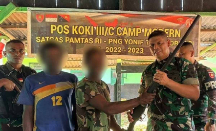 Mantan Anggota KKB Papua Serahkan Senjata Api ke TNI - GenPI.co
