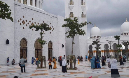 Masjid Sheikh Zayed Beri Angin Segar, Hotel di Solo Ketiban Durian Runtuh - GenPI.co