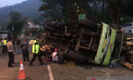 Truk Terguling di Cagak Nagreg, Arus Kendaraan dari Bandung Dialihkan - GenPI.co