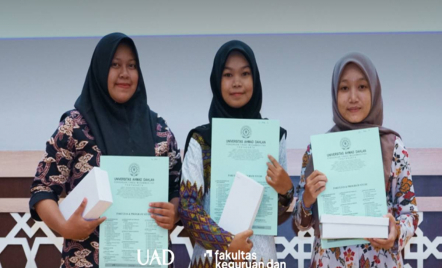 Top! 3 Mahasiswa PGSD Universitas Ahmad Dahlan Lulus Predikat Coumlaude - GenPI.co