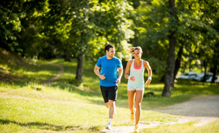Lari vs Jogging: Mana yang Lebih Baik untuk Menurunkan Berat Badan? - GenPI.co