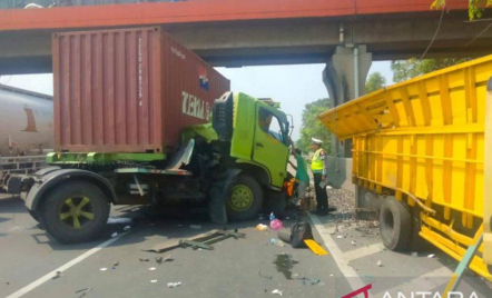 2 Truk Kecelakaan di Tol Tangerang Merak Karena Sopir Mengantuk - GenPI.co