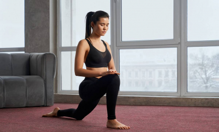 3 Pose Yoga Sederhana untuk Membantu Pencernaan Setelah Makan - GenPI.co