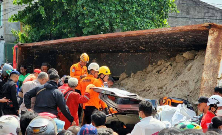 Kecelakaan di Semarang, Sebuah Mobil Tertimpa Truk Pengangkut Tanah - GenPI.co