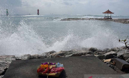 Peringatan Dini BMKG, Gelombang Laut di Selat Bali Mencapai 4 Meter - GenPI.co