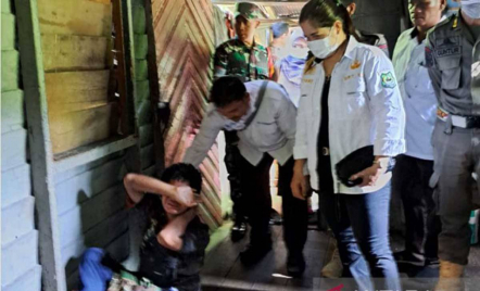 Seorang Anak Dipasung Orang Tua di Kapuas Dievakuasi Petugas - GenPI.co